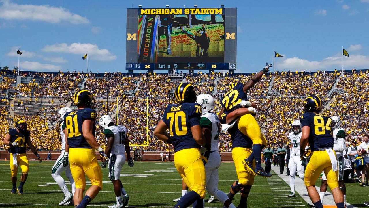 Speight throws 3 TDs, No. 7 Michigan routs Hawaii 63-3